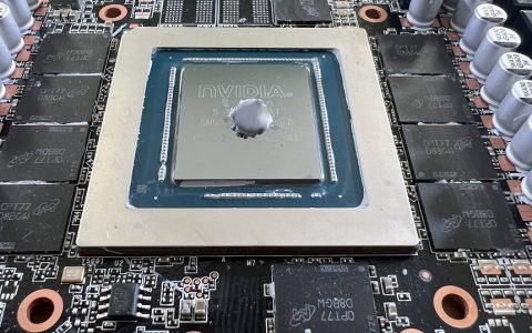 GPU 散热膏怎么涂抹才能获得最低温度？ 国外研究指出在 “中间” 画一条线