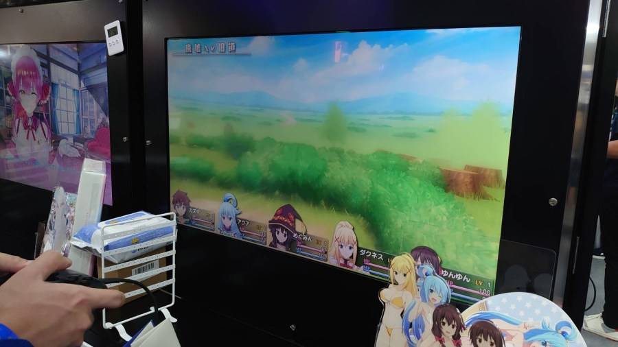 日本Entergram预定2022年11月24日在Nintendo Switch、PS4平台推出的动画衍生RPG新作《为美好的世界献上祝福！ ~诅咒遗物与迷惑冒险者们~》（下称《诅咒遗物与迷惑冒险者们》），在TGS2022实体展会中开放了「故事篇」与「游戏篇」的游玩，以下是编辑在后者体验中的试玩心得。