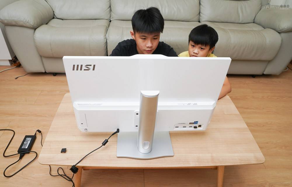 开箱评测| 微星msi Modern AM272 AIO一体机，把笔电塞进屏幕里，还能再当外接屏幕，2.5硬盘快拆好扩充
