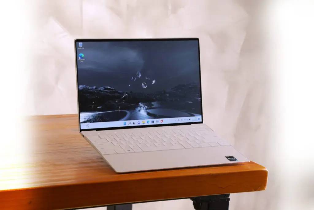 Dell XPS 13 Plus 采用了 OLED 触控屏幕。