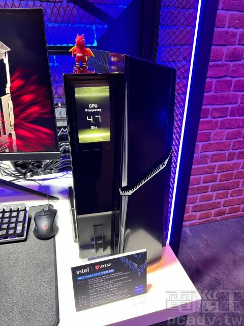 微星MSI MEG Trident X2第13代电竞桌机，为容纳高效能零组件与保持足够散热空间，所以刻意做出了左侧的区块，上头还有触控式小屏幕。