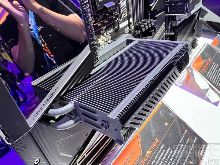 技嘉科技 Gigabyte Z790 AORUS XTREME 搭载的第二代 Thermal Guard Xtreme，具备直触式热导管及 8 公分高的特殊设计鳍片设计。