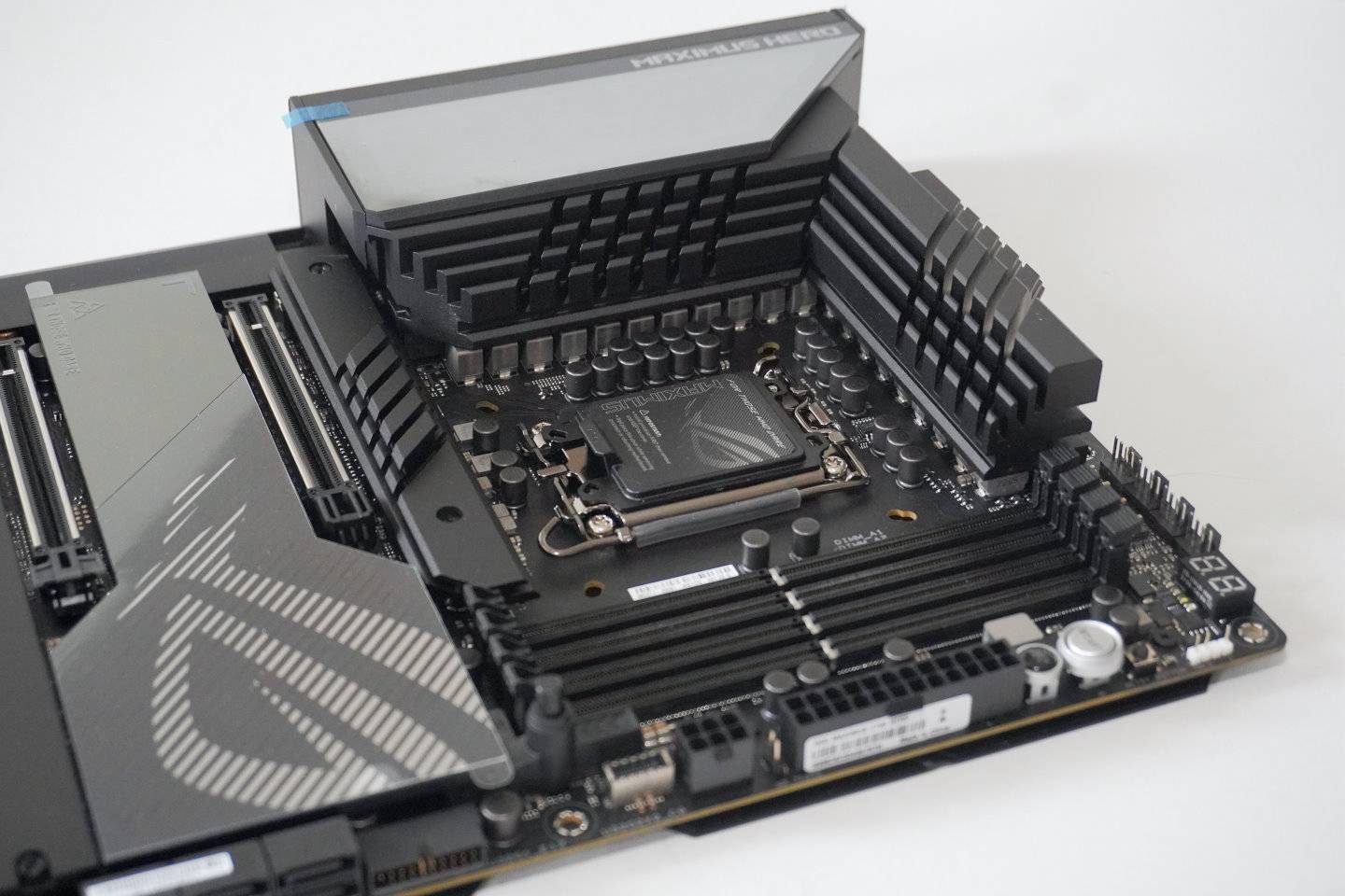 ROG Maximus Z790 Hero采用20+1向供电设计，VRM区域的MOSFET与电感也都以散热片覆盖。