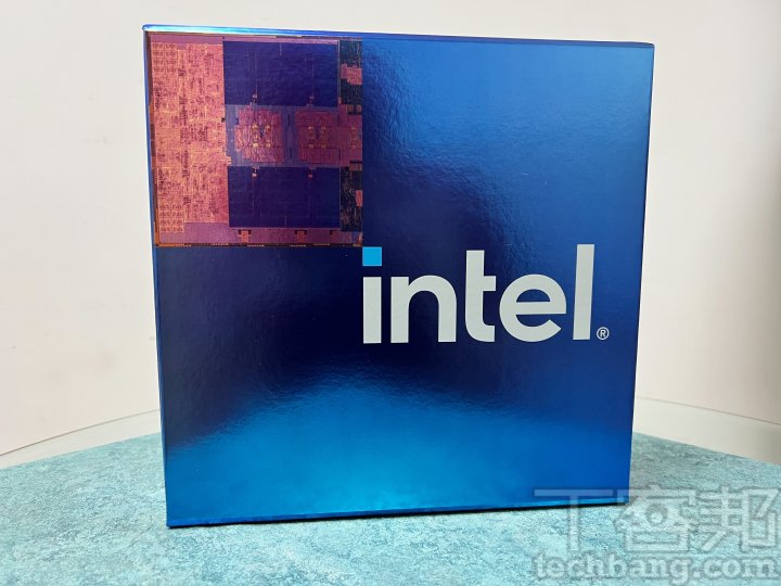 Intel 第 13 代处理器媒体样品外包装，跟前代一样为扁平的方形外盒。