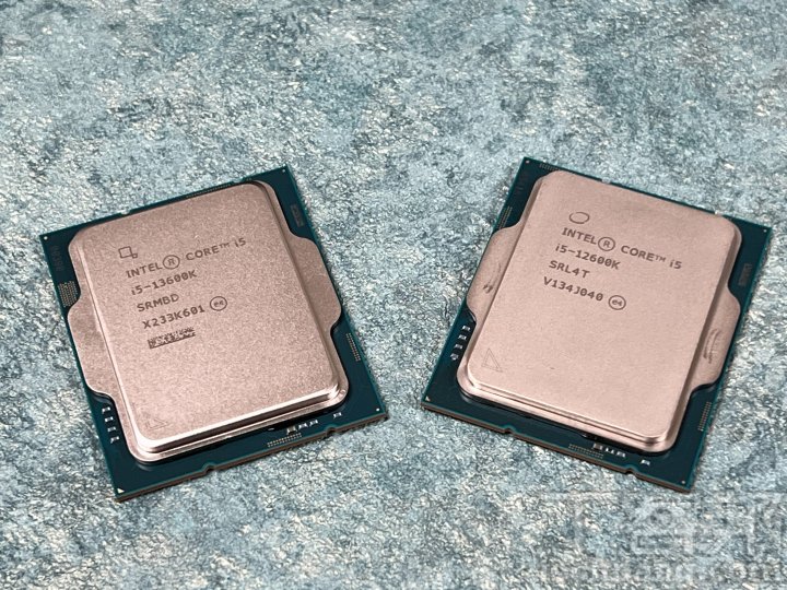 左边为新一代的Intel Core i5-13600K，右边为上一代的Intel Core i5-12600K，处理器外观基本上相同。 注意 CPU 顶盖左上角的 Intel Logo，部分早期生产的样品及产品为圆形图标，后续则一律改成方形图标，因应了 Intel 公司识别的改变。