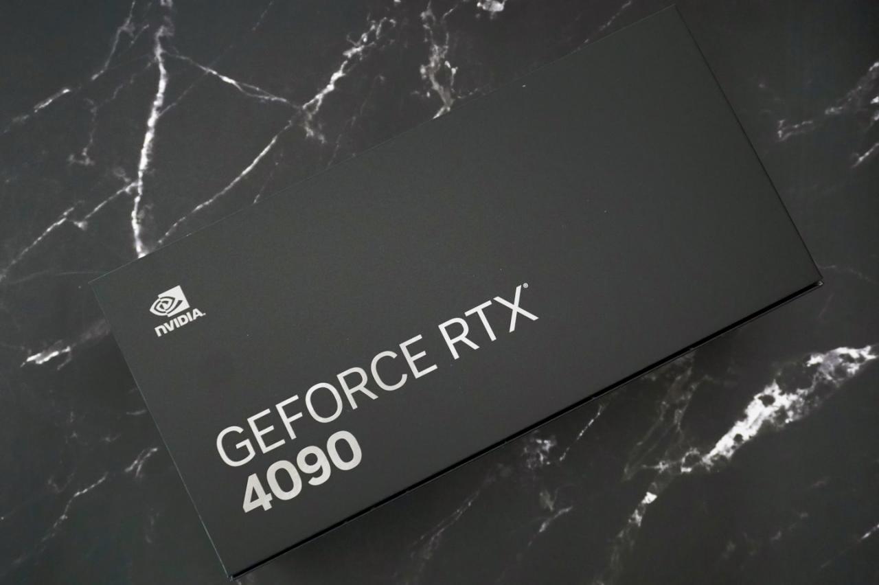 GeForce RTX 4090 Founders Edition包装相当简洁，以素色搭配大型字体为主。