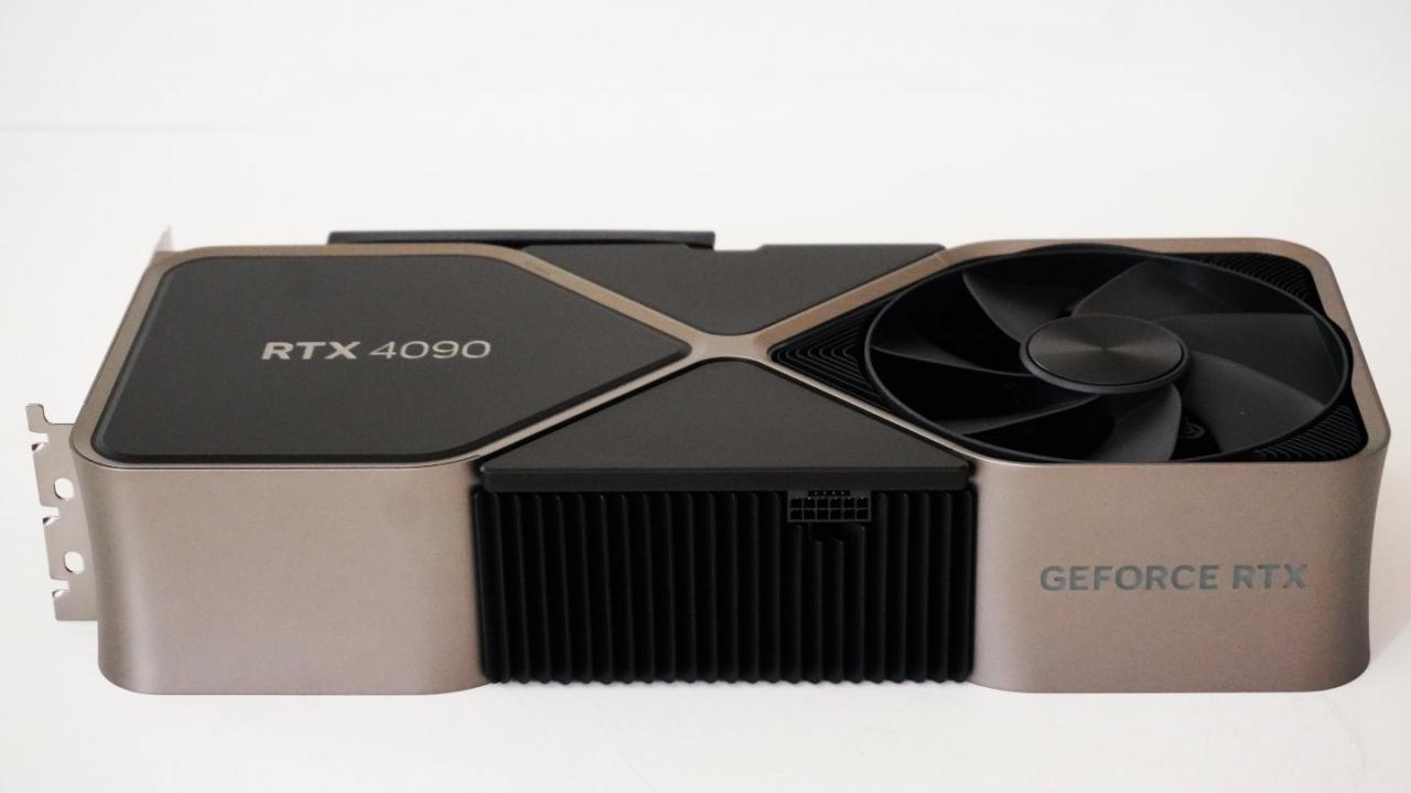GeForce RTX 4090 Founders Edition采用12Pin的12VHPWR电源端子，使用对应的电源供应器就只需连接单一线缆，对于走线跟机壳内的整洁也有很大帮助。