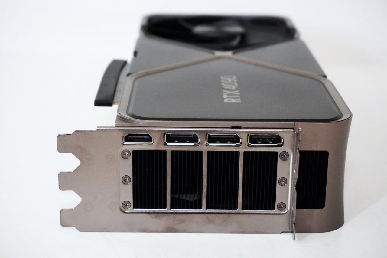 影音输出端子部分则有3组DisplayPort 1.4a与1组HDMI 2.1a。