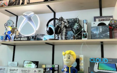 Xbox老大照片泄露微软云游戏机真容：只比手把略大