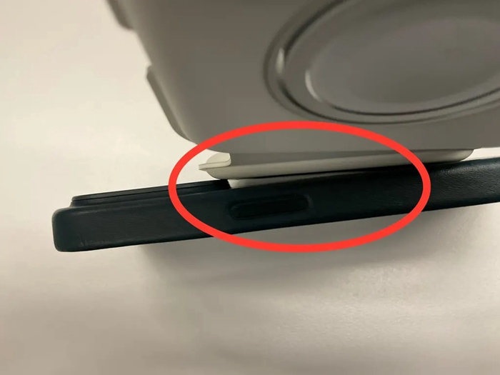 iPhone 14 Pro虽可兼容原厂MagSafe Duo充电器，但被镜头模组「卡到」无法平放