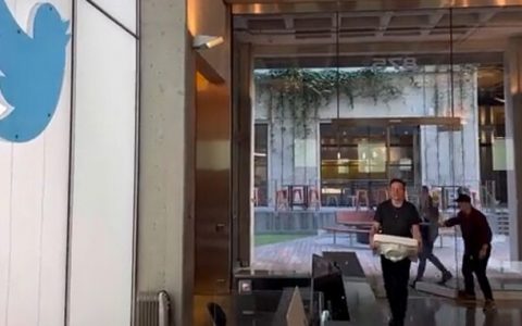 马斯克上传走入推特总部影片还自称「推特领主」，手中抱着迷之水槽
