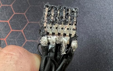 12VHPWR接头熔毁肇因于转接头结构可能存在缺陷，请尽量使用直出线材