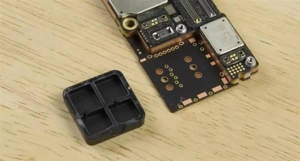 华强北已成功破解美国版iPhone 14 Pro，塞入实体SIM卡插槽