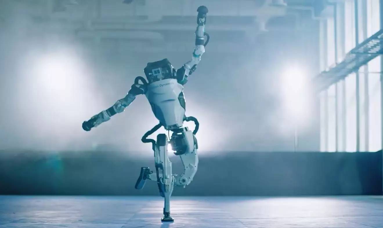 波士顿动力 Spot 和 Atlas 机械人大跳男团舞，震惊网友：可以进军娱乐圈了