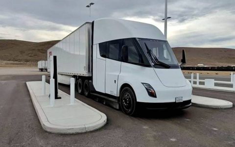 Elon Musk：Tesla Semi 电动卡车载货物续航依然可破 500 英里/800 公里