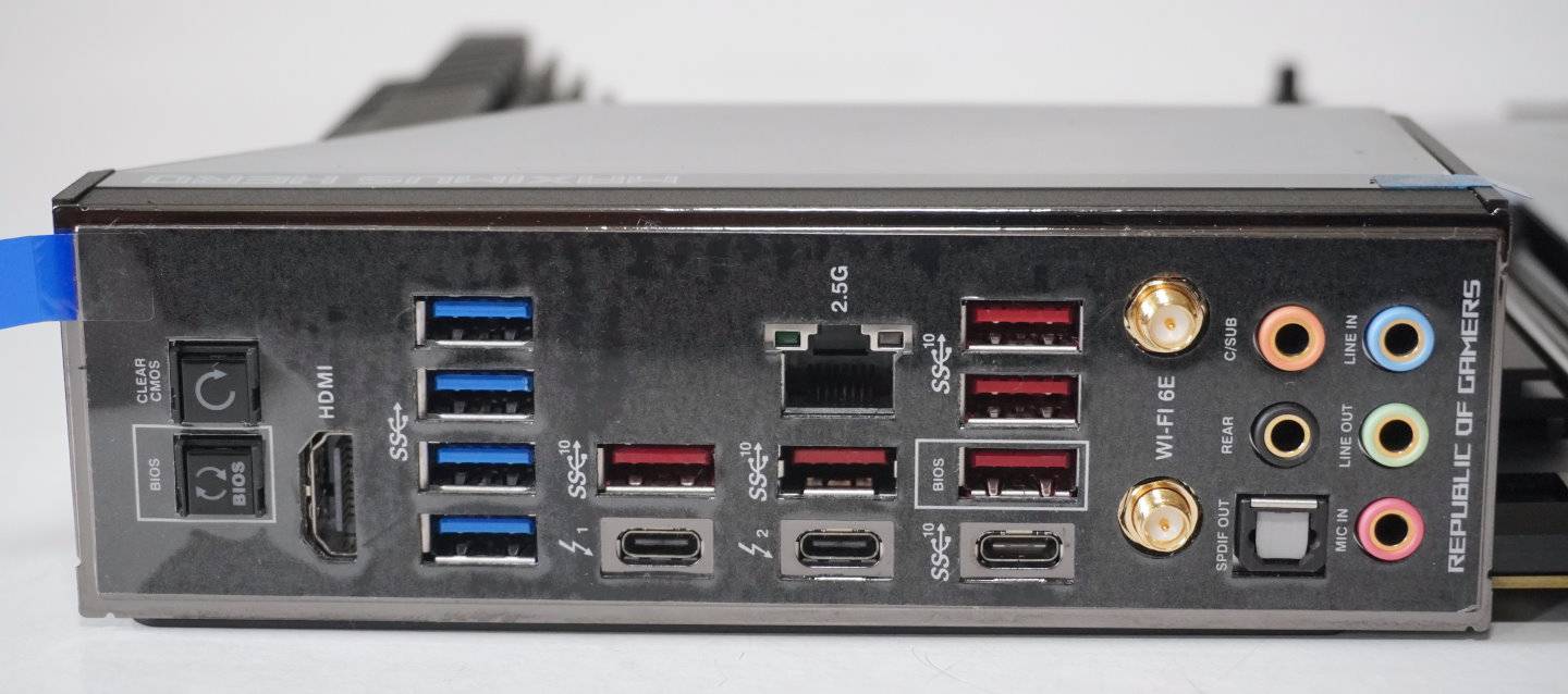 I/O背板提供2组兼容于USB4的Thunderbolt 4端子，以及1组带宽高达10Gbps的USB 3.2 Gen 2 Type-C，此外还有多达9组USB Type-A端子。