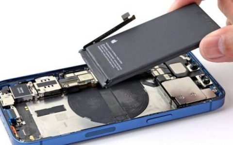 新专利显示，苹果想让两部 iPhone「背靠背」就能反向充电