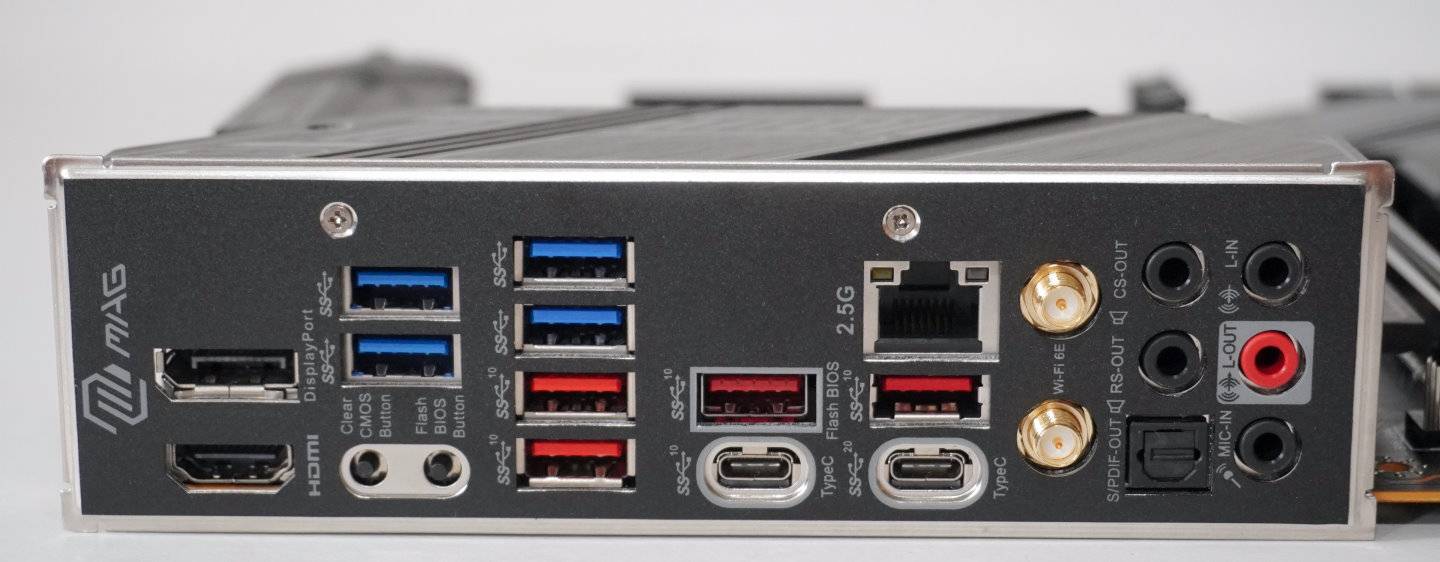 I/O背板提供2.5GbE以太网，共8组USB Type-A端子，以及传输速度为10Gbps/20Gbps的USB 3.2 Gen2/Gen2x2 Type-C端子各1组。