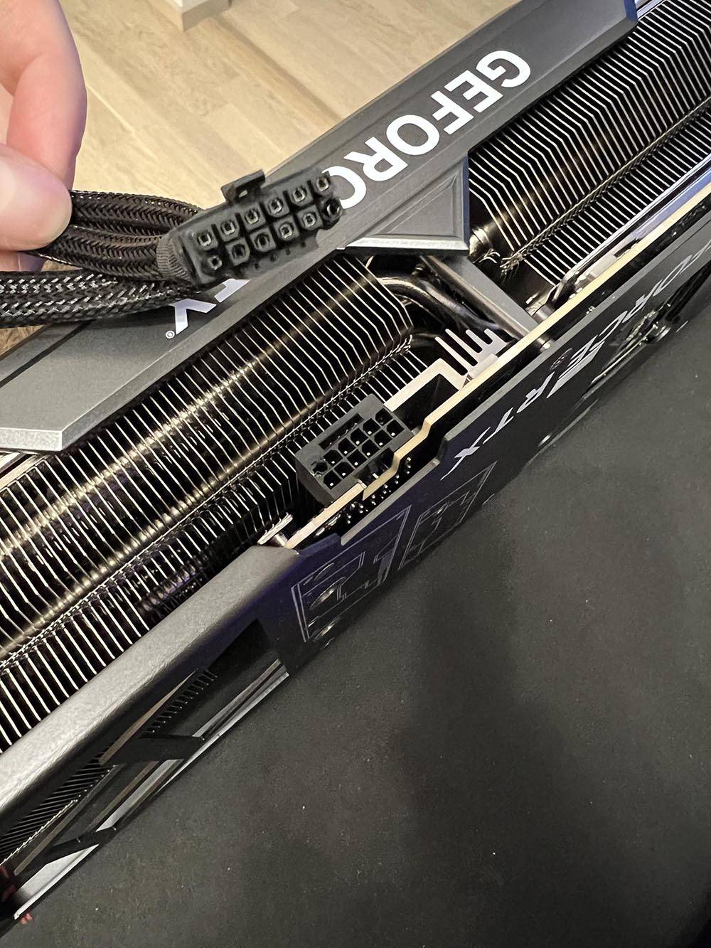 再有 12VHPWR 接头熔毁，这次苦主换成 TUF Gaming GeForce RTX 4090