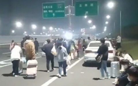 担心富士康员工「自发返乡」影响产能，传苹果要求和硕把产线切换为 iPhone 14 Pro / Max