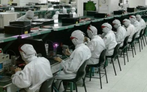 为了确保作业员不落跑，郑州富士康砸钱将每日工资提高4倍、放弃休假奖金提高10倍