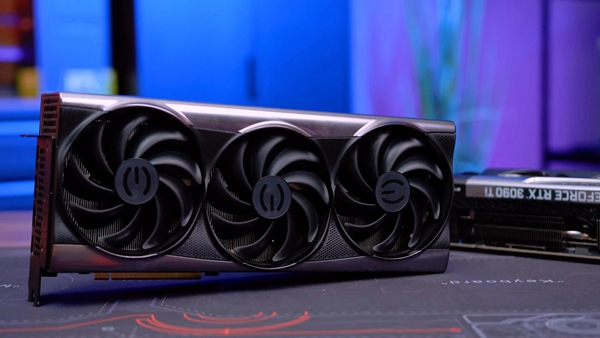 这是大哥 EVGA 一怒之下没推出的那款 RTX 4090 FTW3 显卡：电源接口位置独特、可超频 3.0 GHz