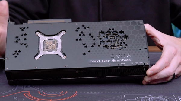 这是大哥 EVGA 一怒之下没推出的那款 RTX 4090 FTW3 显卡：电源接口位置独特、可超频 3.0 GHz