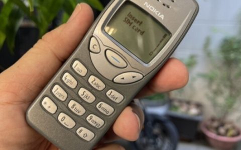 路人捡到在海中被泡出藤壶的诺基亚3210，来自1990年代的神机