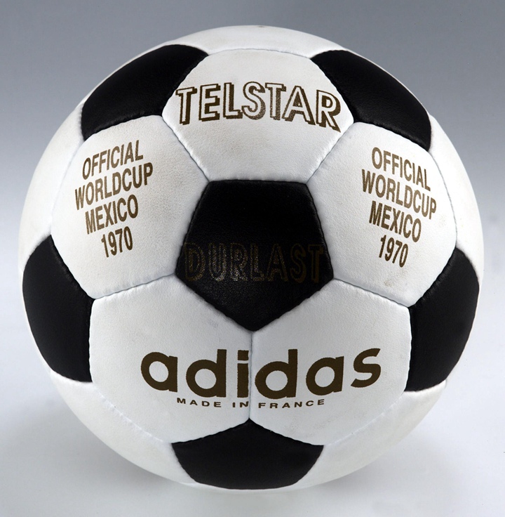 爱迪达的 Telstar 曾在1970年和1974年世界杯上亮相，很多人一想到足球就会想到它。 图片来源：约翰‧艾瑞克‧戈夫（ John Eric Goff）（CC BY-ND）arstechnica.com