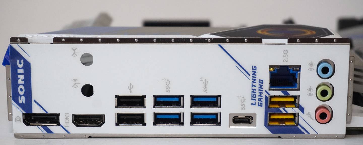 I/O背板提供9组各式USB端子，以及2.5GbE以太网端子。