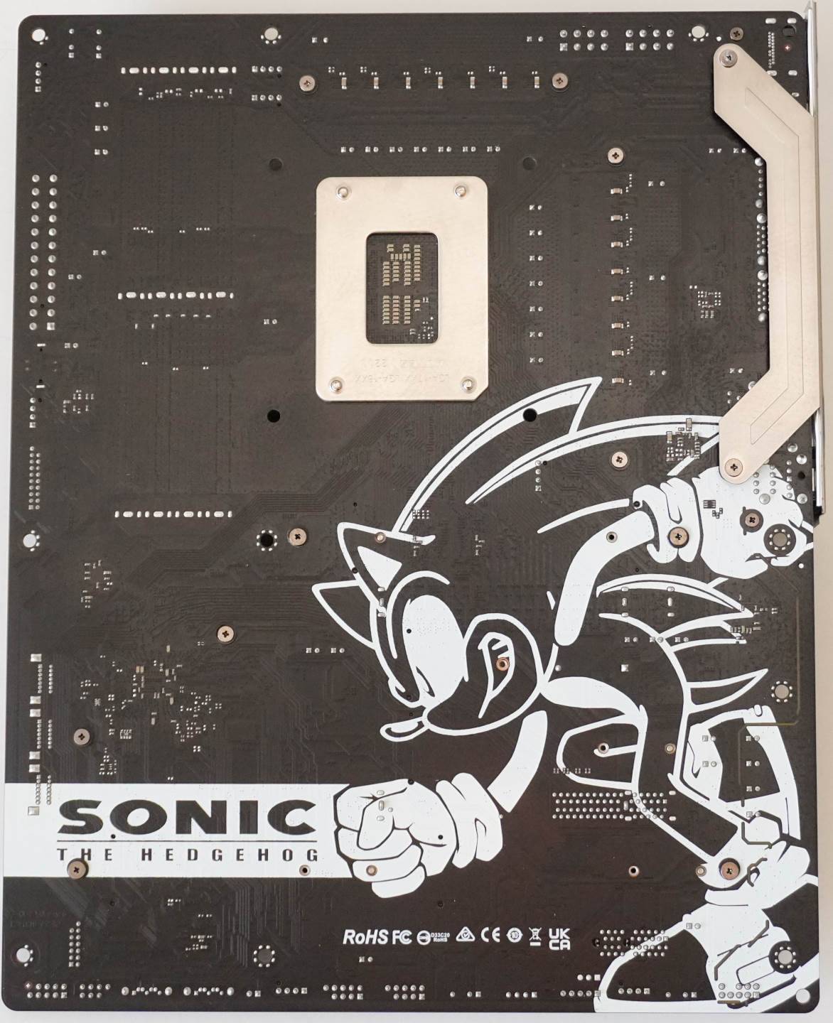 主板背面则有大面积音速小子图案。