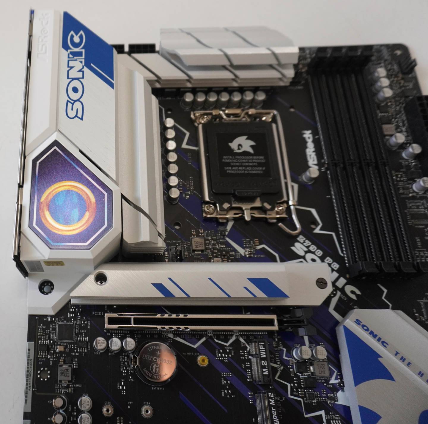 散热片的金环图案有点像动画直尺上那种会随视角转动而呈现动画的机关。