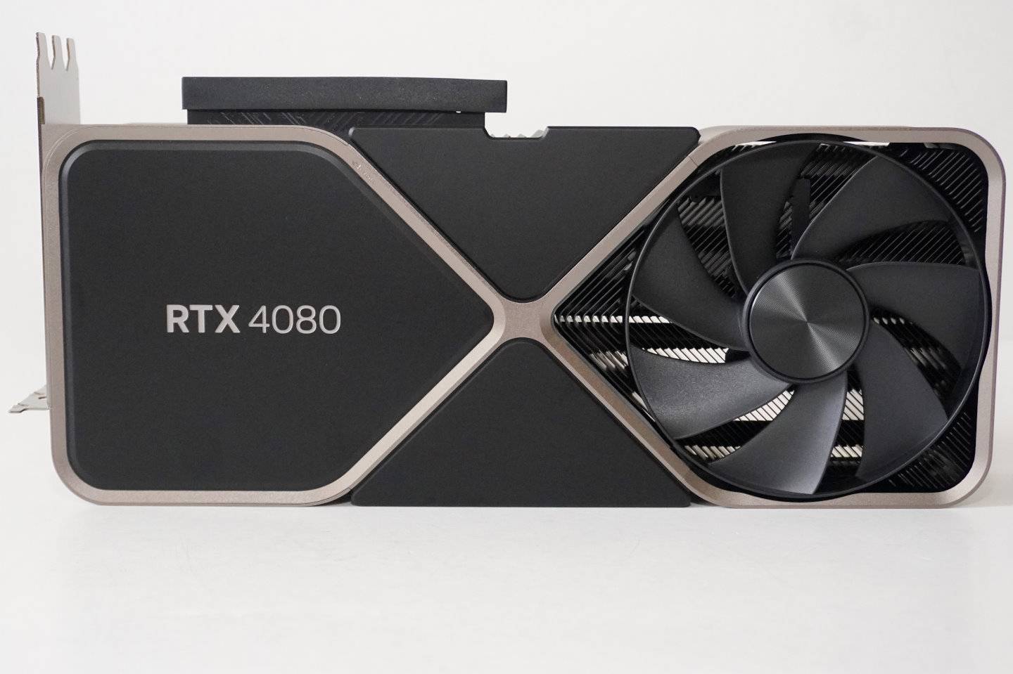 GeForce RTX 4080 Founder Edition一样采用3槽的尺寸设计。