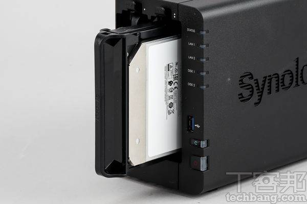 由于 NAS 所使用的档案系统较特殊，加上 RAID 的分布式架构，因此抽出硬盘，也无法被一般电脑直接读取。