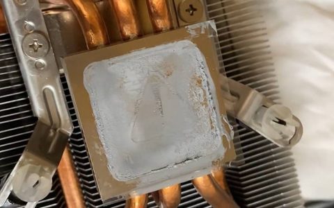 CPU 温度破 100 老降不下来！ 日网友拆开发现原来保护膜没撕（电脑还正常运作好几年）