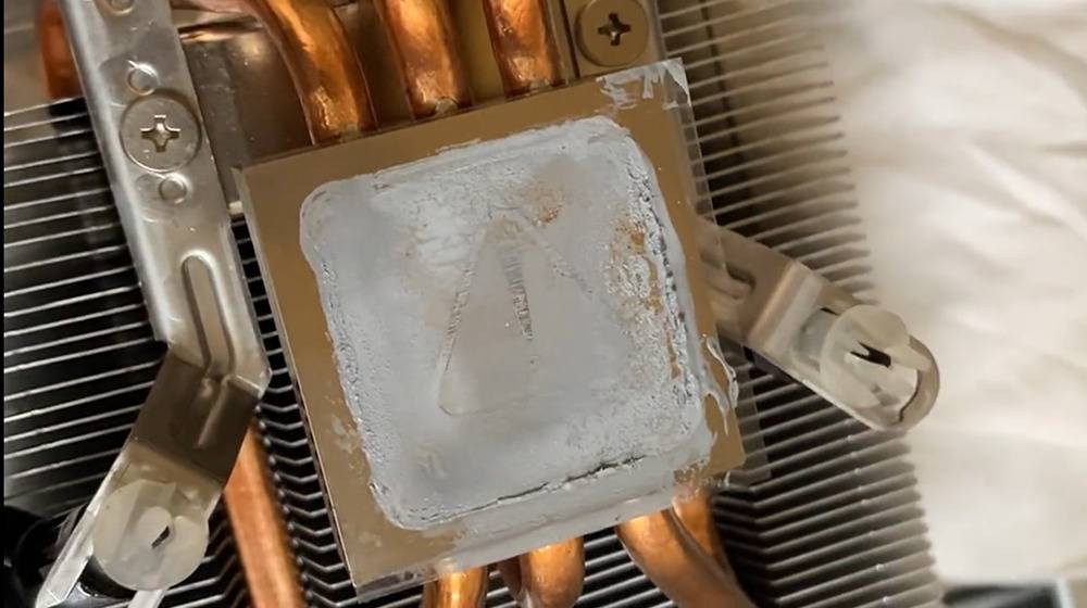 CPU 温度破 100 老降不下来！ 日网友拆开发现原来保护膜没撕（电脑还正常运作好几年） - 电脑王阿达