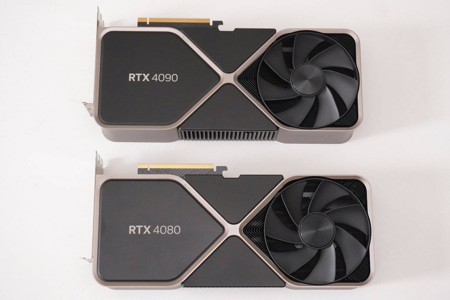 直接比较GeForce RTX 4080 Founder Edition与GeForce RTX 4090 Founder Edition，只有型号标示不同。