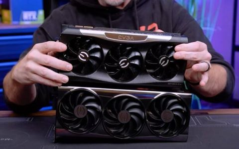 他拿到了 EVGA 没有推出的那款 RTX 4090 FTW3 显卡：电源接口位置独特、可超频 3.0 GHz