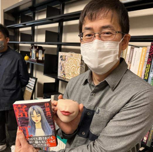 收起你大胆的想法！伊藤润二与日本艺术家 Doooo 联手合作，推出《富江》系列人嘴零钱包 ....