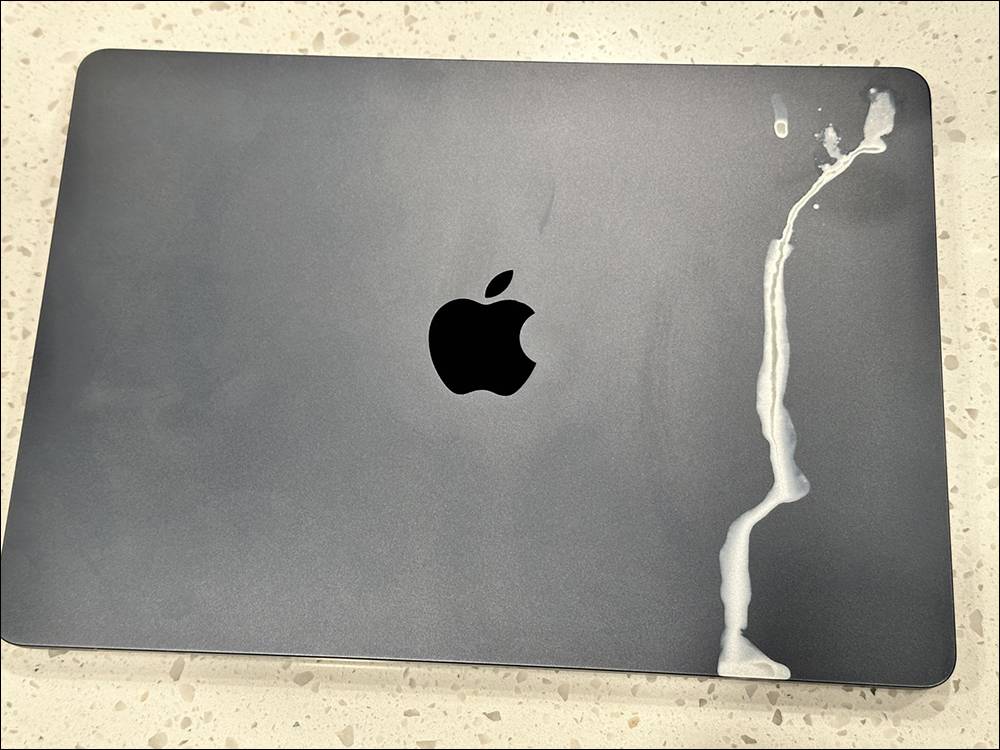 分享 MacBook Air M2 的悲惨遭遇，背盖因为这原因直接「被转印」 - 电脑王阿达