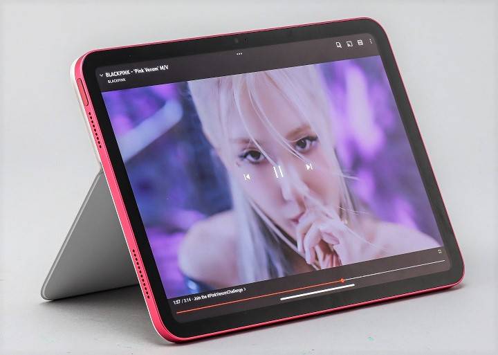 iPad 10 改采横向双扬声器，在播放视频时，机身两侧都能输出音效，听觉上会更为享受。