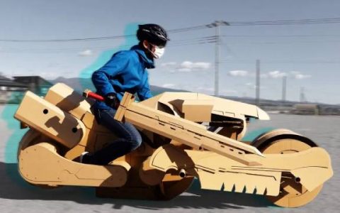 中二满分！ 纸板达人つくるさん还原《FINAL FANTASY VII 》克劳德的「芬里尔機车」