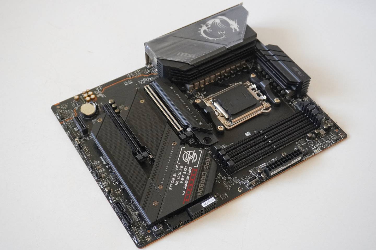 MSI MPG B650 CARBON WIFI的外型较为低调，芯片组散热片以红、白、黑配色相当沉稳。