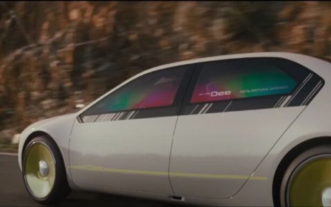 【CES 2023】BMW发布i Vision Dee概念车：车身采用E Ink Prism 3技术，可任意变换颜色