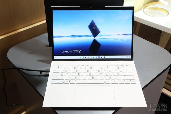 【CES 2023】MSI 升级 Prestige 系列商务笔记本，镁铝合金强度升级、重量更轻、续航达 15 小时