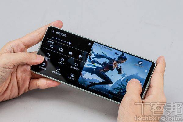 游戏跑得顺不顺效能固然很重要，但若手机品牌有针对游戏设计额外功能，操作体验可以更好。