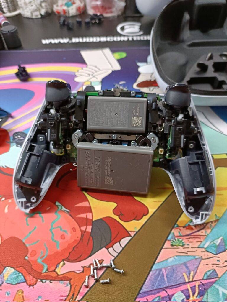 PS5 DualSense Edge电池拆解：比原本DualSense手柄电池还小！