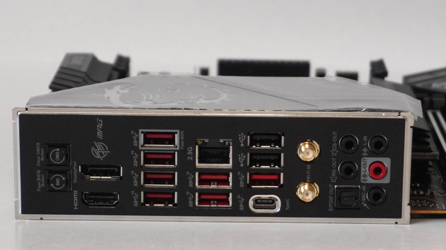 I/O背版具有10组USB端子，HDMI、DisplayPort、2.5GbE以太网、Wi-Fi天线、音频输出等端子。