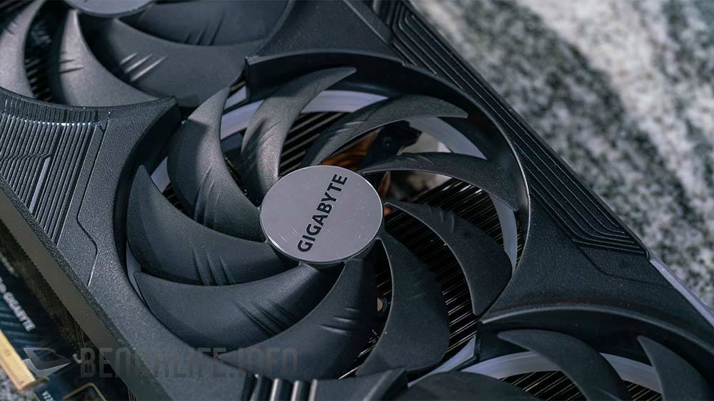 独具特色的三环灯发光，GIGABYTE GeForce RTX 4090 Gaming OC 实测
