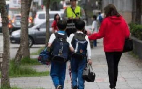 4500急招一位接送小孩阿姨附近(这个工作更自由，适合宝妈)